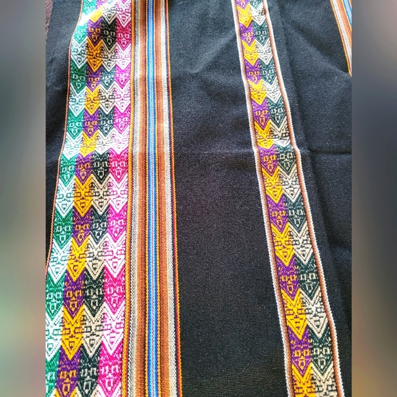 Vintage Peruvian table cloth/furniture cloth - Picture 4 of 7